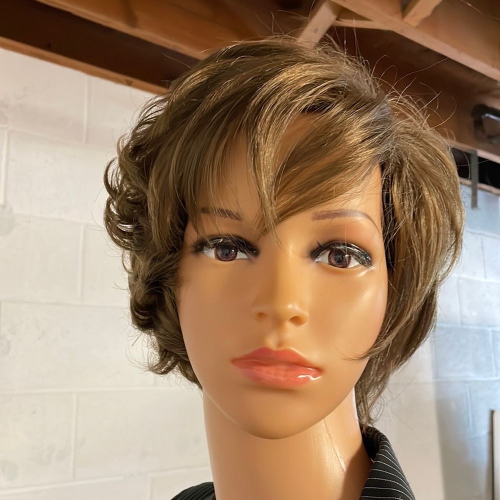 NWT 8” side part golden brown medium ash brown wig back curls swept long bangs